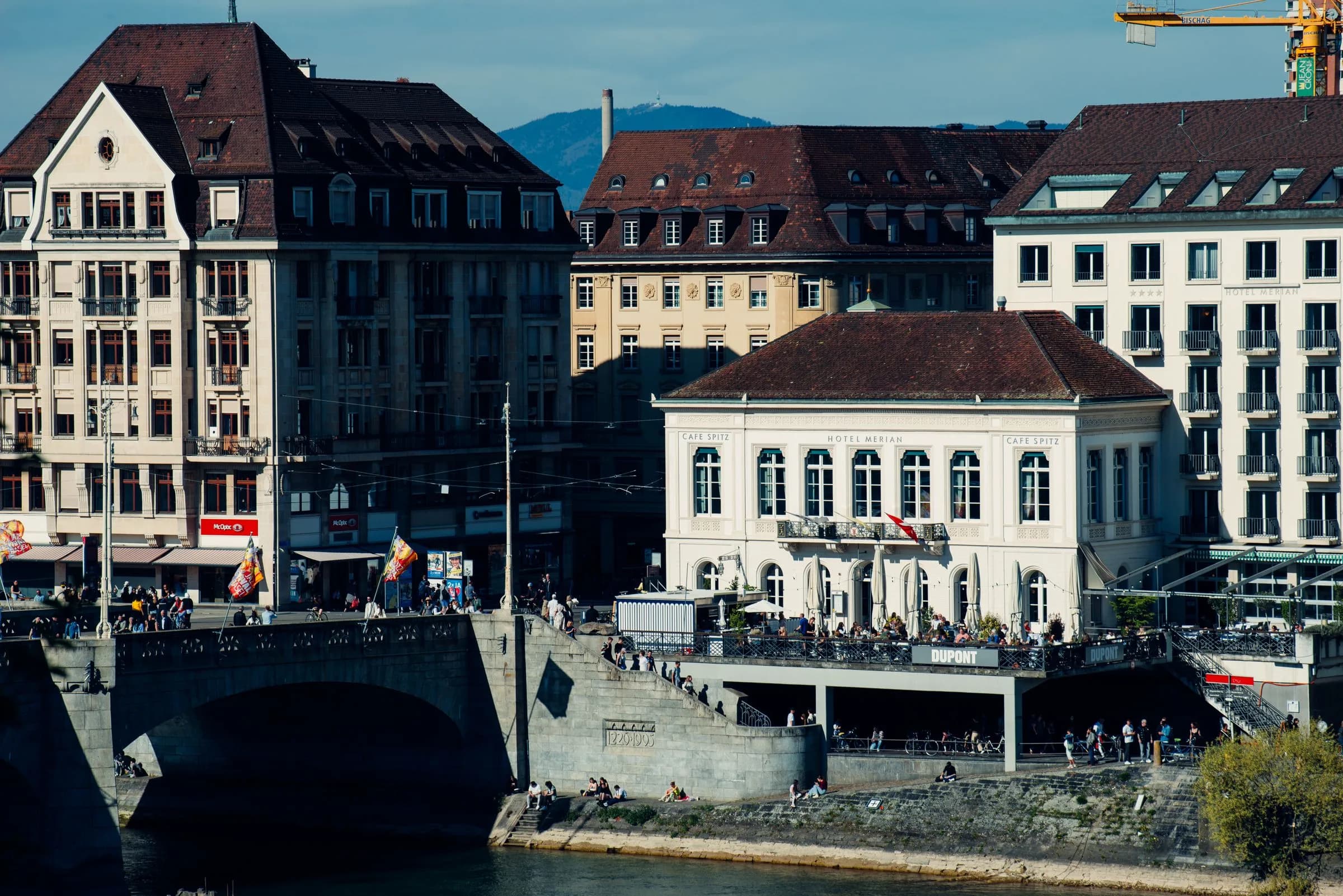 Mittlere Brücke, Hotel Merian und Café Spitz am Rhein in Basel