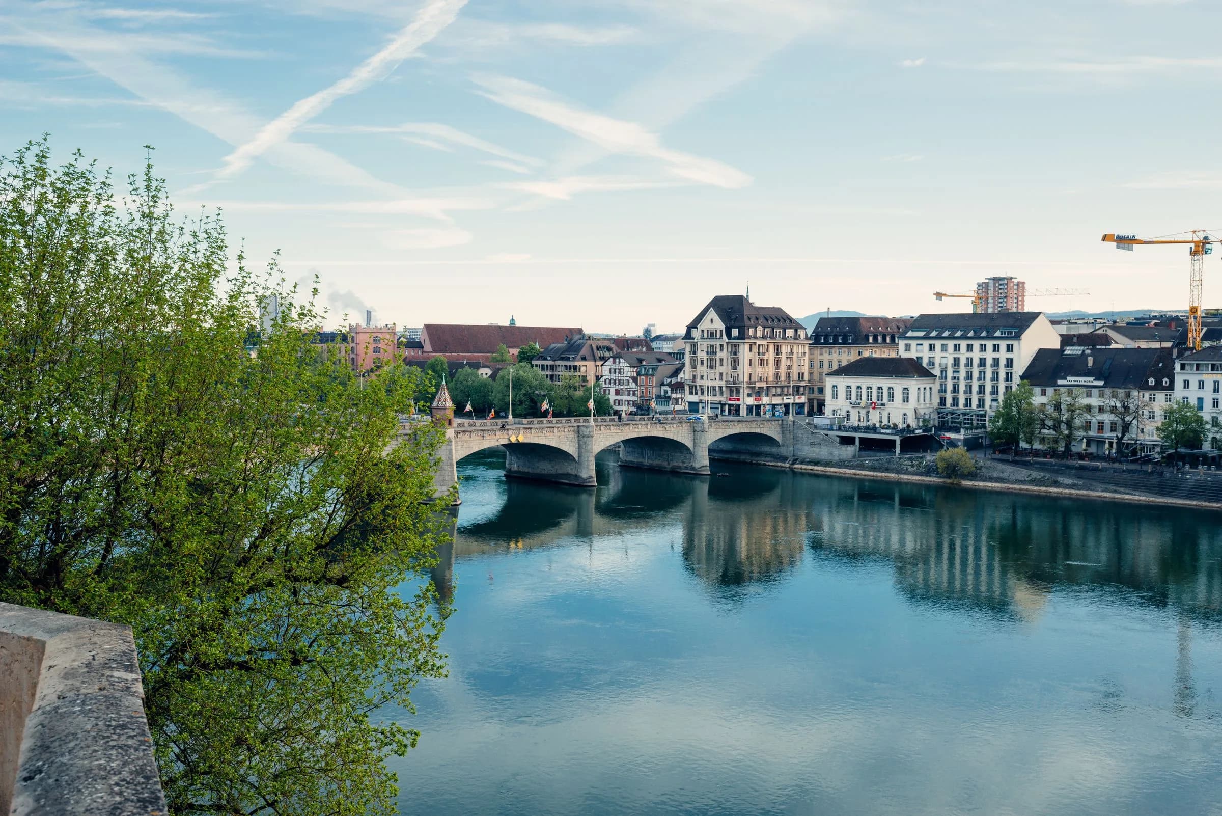 Basler Architektur am Rhein, Spiegelung im Wasser