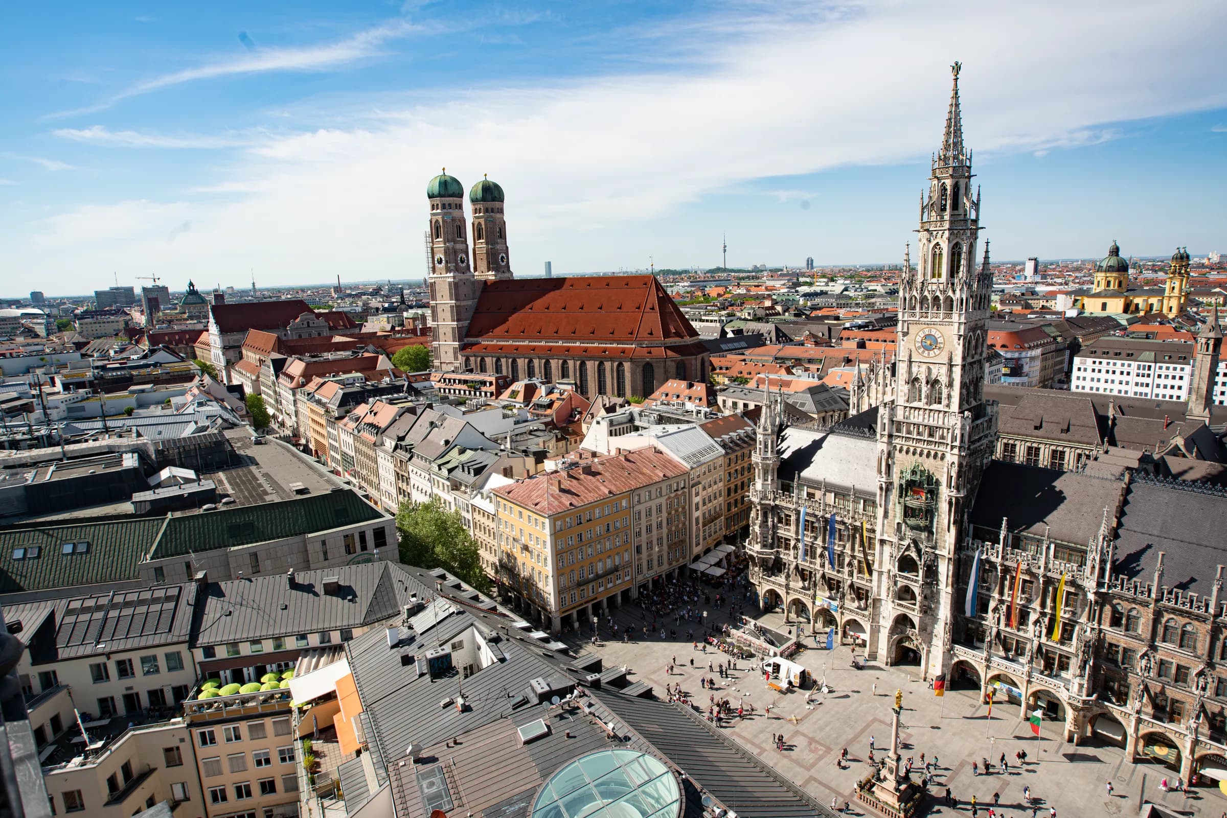 Marienplatz mit Neuem Rathaus und Frauenkirche in München